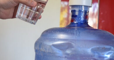 Nutricionista recomienda evitar aguas alcalinas y optar por agua purificada