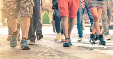 Advierten sobre riesgos de heredar el calzado entre niños