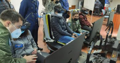 Niños y jóvenes de la fundación Mejor Niñez visitaron la escuela de Aviación