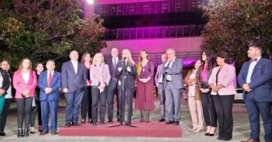 Edificio del Senado se iluminó de rosa y se une a campaña internacional por la detección temprana del Cáncer de Mama