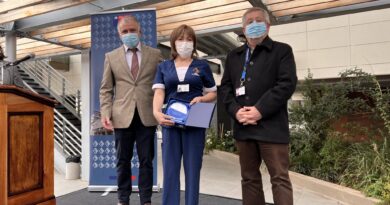 Hospital Dr. Gustavo Fricke reconoce labor de enfermera con 50 años de servicio