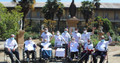 Fútbol Chileno se cuadra con Fundación Las Rosas: Personas mayores salen a la cancha