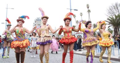 Pasacalle del Festival Cultural de Viña del Mar llenó de música, arte y colorido las calles de la ciudad