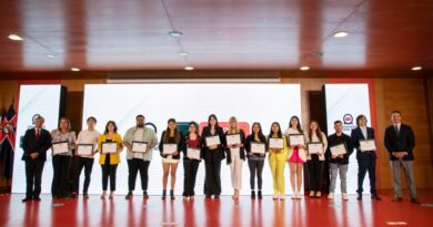 Universidad Andrés Bello entrega primeras becas a más de un centenar de estudiantes