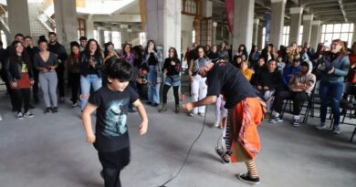 Natalia Valdebenito llega al Mercado Puerto para presentarse de forma gratuita con su hilarante rutina