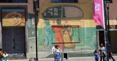 Inauguran colorido mural porteño en edificio patrimonial de más de 70 años