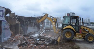 Demuelen estructura abandonada que era foco de delincuencia en Uno Norte con Los Castaños