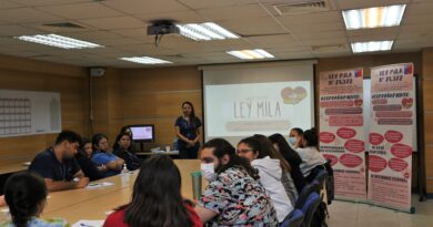 Personal de salud participa en capacitación sobre normativa que establece el acompañamiento para pacientes pediátricos y personas gestantes