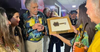 Alcaldesa Macarena Ripamonti entrega simbólica llave de la ciudad confeccionada por artesanos a Los Jaivas