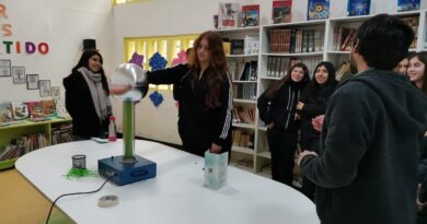 Laboratorio de física de la UPLA recorre colegios para promover vocaciones científicas