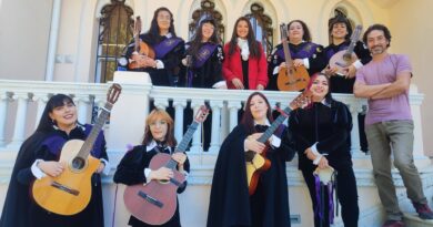 Tuna Femenina UPLA celebró sus 27 años de trayectoria con concierto en el Palacio Vergara.