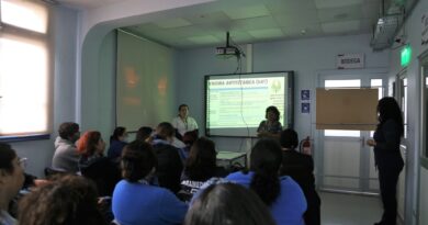 Equipos de enfermería se capacitan para mejorar la administración de vacunas en la UE Adultos del Van Buren.