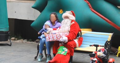 60 niños y niñas celebraron Navidad junto al Viejito Pascuero y sus familias de acogida.