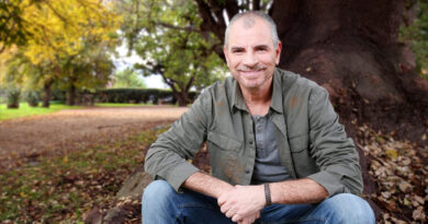 Álvaro Rudolphy adelanta su gran regreso a las teleseries y a Canal 13 como el noble protagonista de “Secretos de familia”.