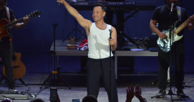 Con baile y romanticismo comenzó la primera noche de #Olmué2024.