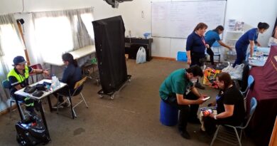 Escuela Popular de Artes entrega ayuda social y de salud a vecinos de la Villa Independencia.