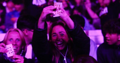 Con impresionantes actos de magia y escapismo se dio inicio a la última jornada del Festival de la Canción.