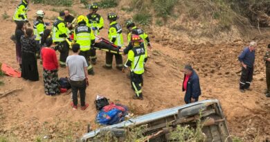 Rescate de persona en camilla por Bomberos de Limache tras desbarrancamiento de furgón volcado en Los Borrisqueros.