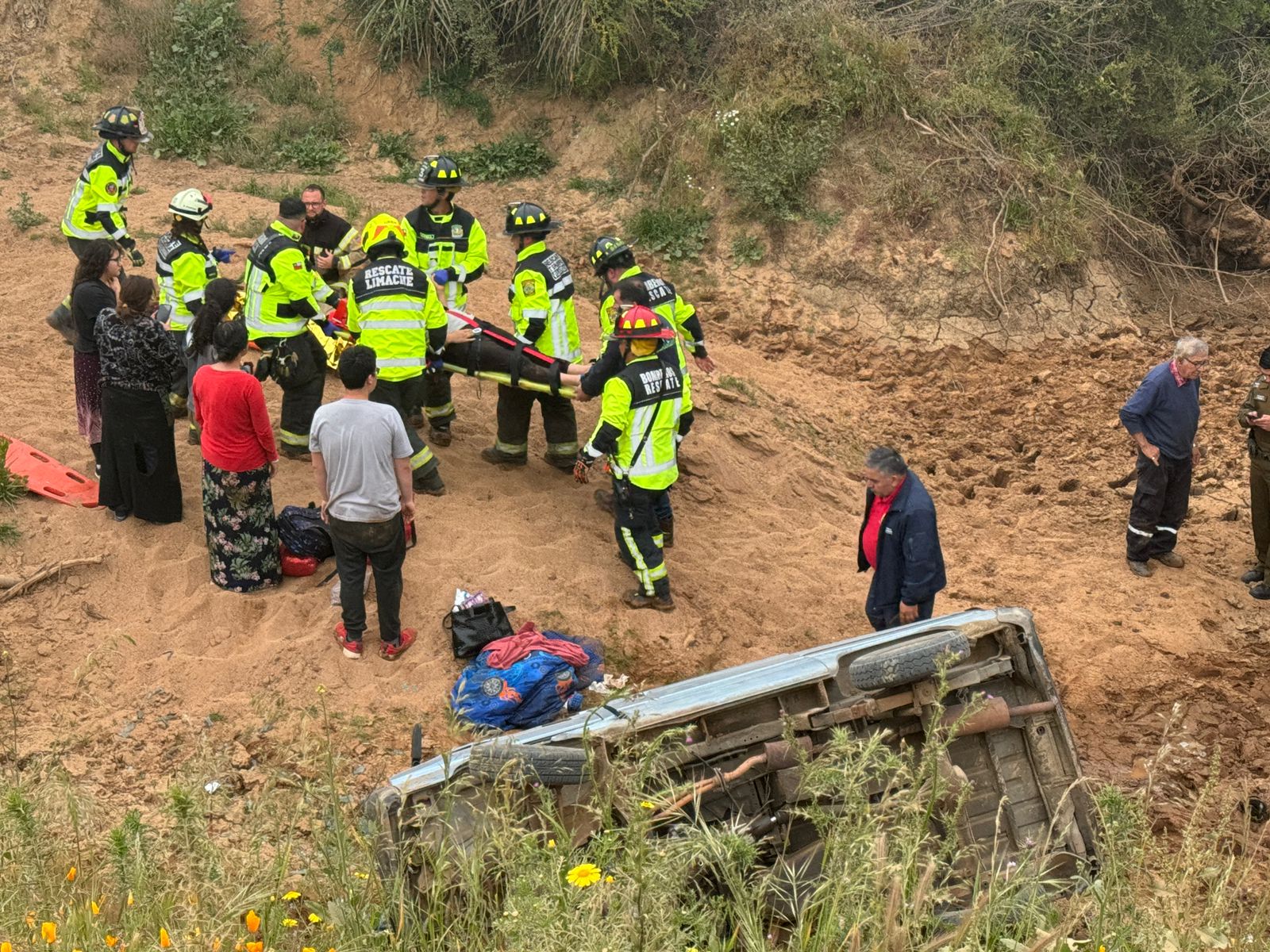 Rescate de persona en camilla por Bomberos de Limache tras desbarrancamiento de furgón volcado en Los Borrisqueros.