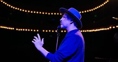 Manuel García en concierto, sombrero azul, micrófono. Celebra 20 años de Pánico.