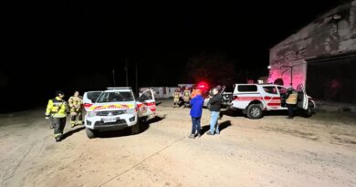 Operativo nocturno de Bomberos Villa Alemana y Limache en Fundo el Sauce. Vehículos de rescate tras salvar a 2 extraviados.