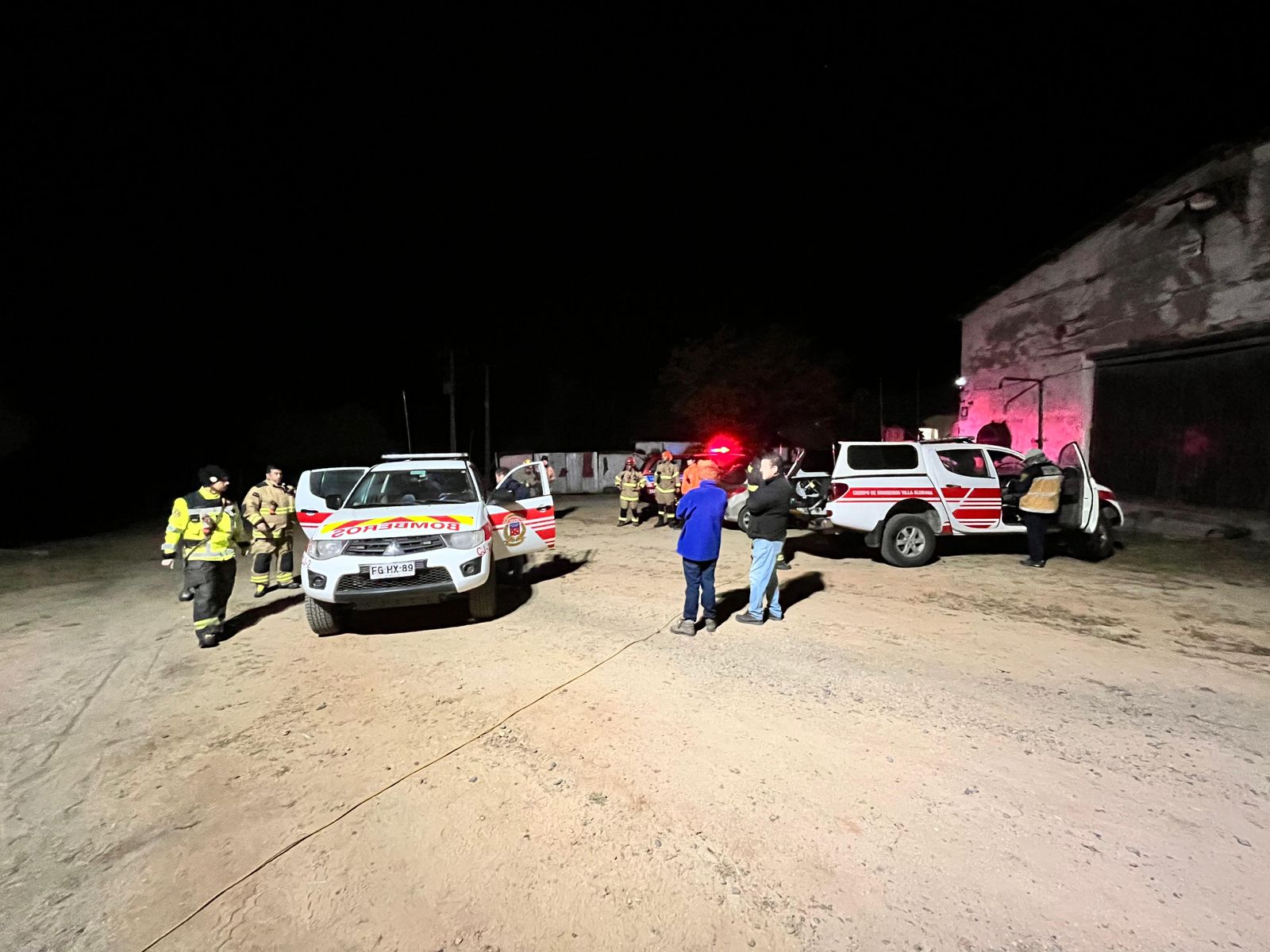 Operativo nocturno de Bomberos Villa Alemana y Limache en Fundo el Sauce. Vehículos de rescate tras salvar a 2 extraviados.
