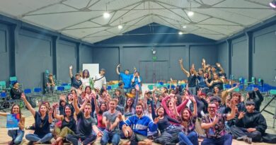 Jóvenes y apoderados en el "Liceo Puertas Abiertas" del Liceo Artístico Guillermo Gronemeyer, Quilpué.