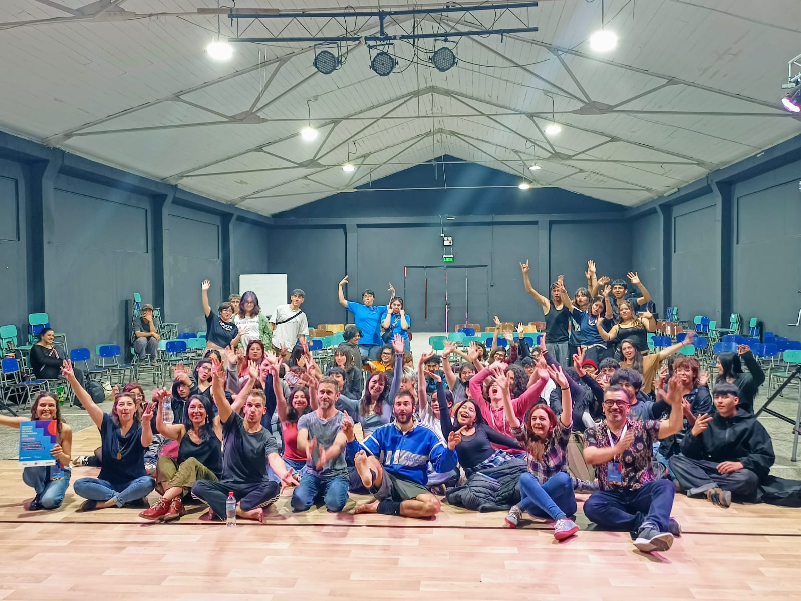 Jóvenes y apoderados en el "Liceo Puertas Abiertas" del Liceo Artístico Guillermo Gronemeyer, Quilpué.