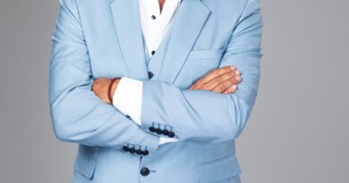 Daniel Fuenzalida, conductor de "Ahora Caigo" (TVN), sonríe con traje celeste. Lidera sintonía.