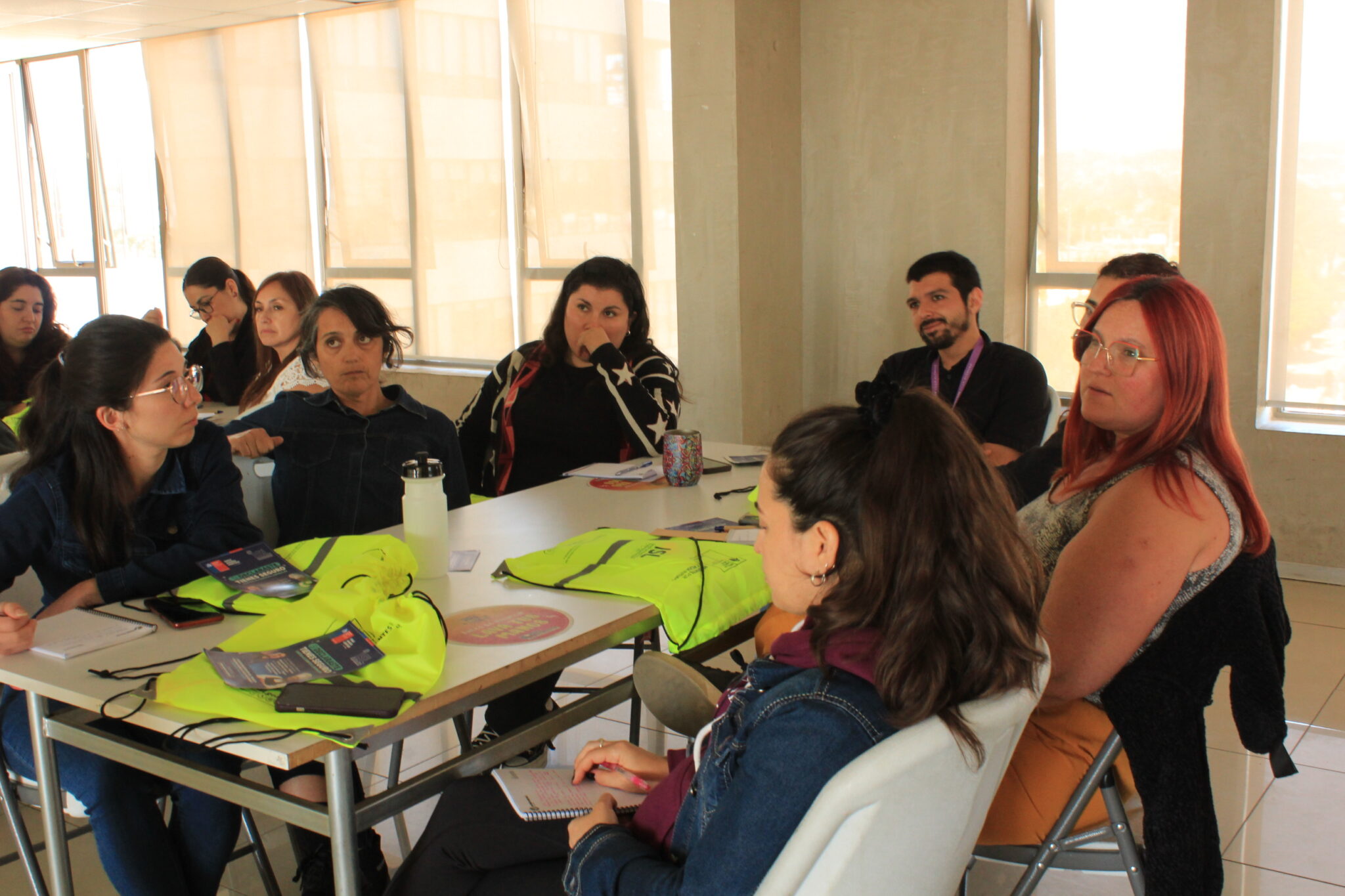 ISL Valparaíso capacita a honorarios de Villa Alemana sobre Ley 21.133. Grupo de funcionarios/as atentos con materiales.