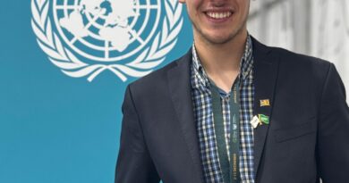 Benjamín Sánchez, estudiante USM, en COP16 Riad, Arabia Saudita. Sonríe ante logo ONU, representando a Chile y Latam.