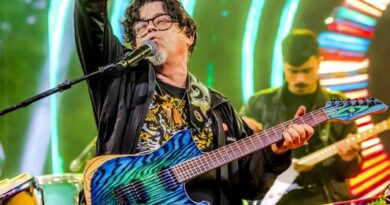 Joe Vasconcellos, cantautor chileno, canta y toca su guitarra azul y verde. Inicia 2025 en Quilpué.