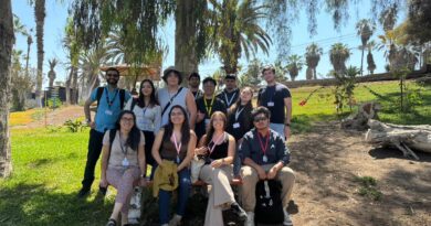 Estudiantes sansanos de Astrofísica USM en SOCHIAS Annual Meeting en Arica. Grupo posando al aire libre.