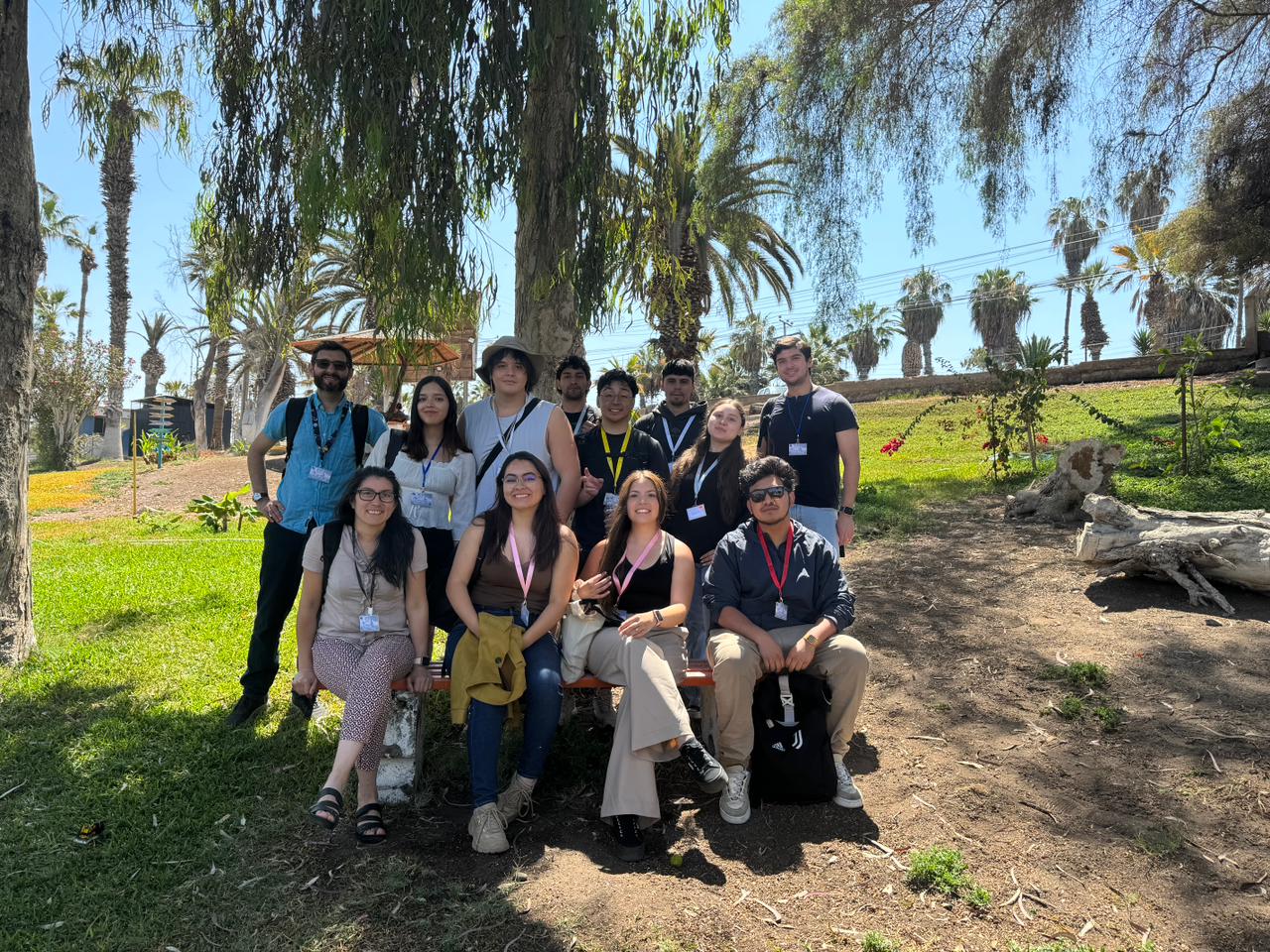 Estudiantes sansanos de Astrofísica USM en SOCHIAS Annual Meeting en Arica. Grupo posando al aire libre.