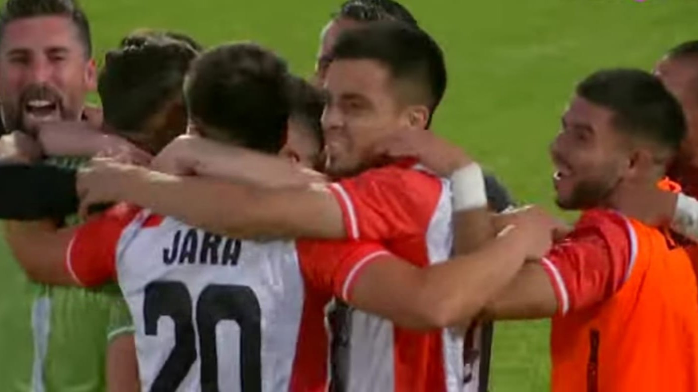 Jugadores de Deportes Limache celebran eufóricos el histórico ascenso a Primera División del fútbol chileno.