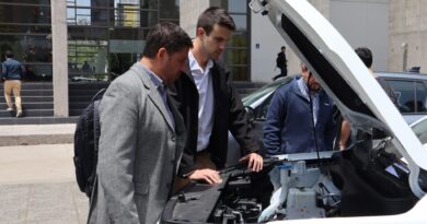 Expertos USM y E-Auto inspeccionan vehículo eléctrico. Impulso a electromovilidad con carga solar Punto EV.
