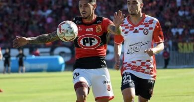 Jugador de Deportes Limache con balón ante rival de Rangers en el partido de ascenso a Primera División.