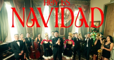 Noche de Brujas, Kanela y big band de jazz en un salón festivo para su especial "Hoy es Navidad".