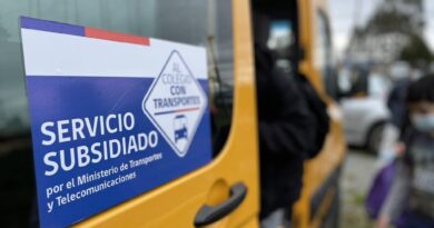 Bus escolar amarillo con rótulo "Servicio Subsidiado" del MTT. Acceso gratuito para 410 estudiantes rurales de Valparaíso.
