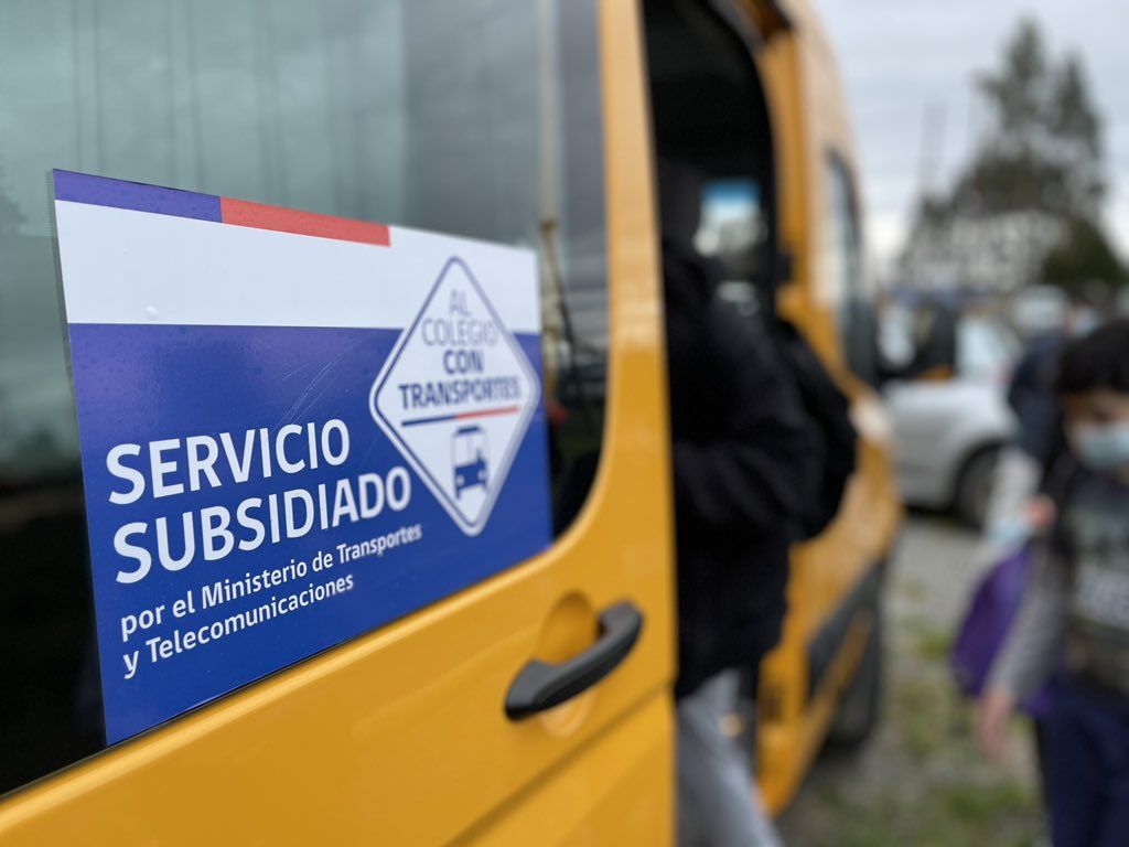 Bus escolar amarillo con rótulo "Servicio Subsidiado" del MTT. Acceso gratuito para 410 estudiantes rurales de Valparaíso.