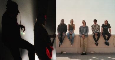 Músicos en concierto oscuro, siluetas. 5 personas relajadas sentadas en muro exterior bajo cielo claro.