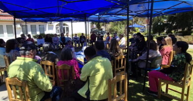 50 cuidadores de dependencia severa en capacitación PADDS de SaludQuillota, bajo toldos azules en Quillota.