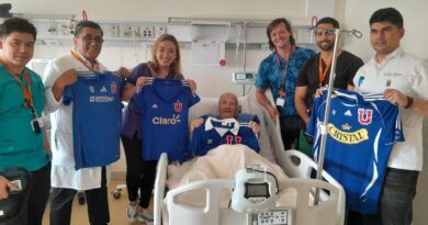 Sergio Navarro, capitán del 62 y la U, se recupera en Hospital Fricke, rodeado de médicos con camisetas de la U.