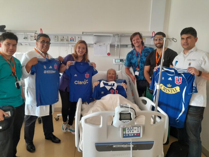 Sergio Navarro, capitán del 62 y la U, se recupera en Hospital Fricke, rodeado de médicos con camisetas de la U.