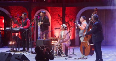 Los Patiperros interpretan "La antorcha encendida" en el Festival de Olmué 2025. Banda en vivo con guitarra, teclado y contrabajo.