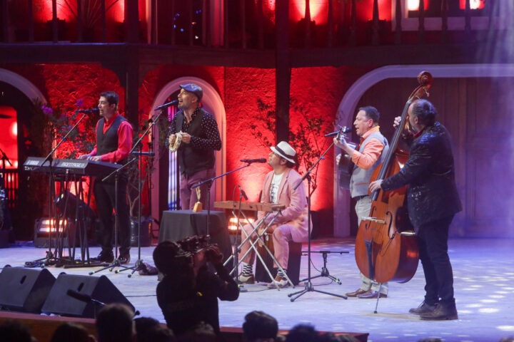 Los Patiperros interpretan "La antorcha encendida" en el Festival de Olmué 2025. Banda en vivo con guitarra, teclado y contrabajo.