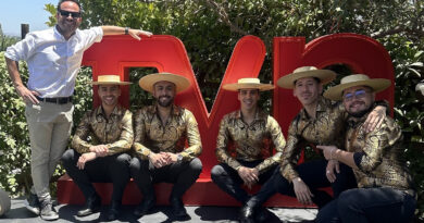 Grupo A LOS 4 VIENTOS, con camisas doradas y chupallas, posa junto al logo de TVN. Promocionan su show en Olmué 2025.