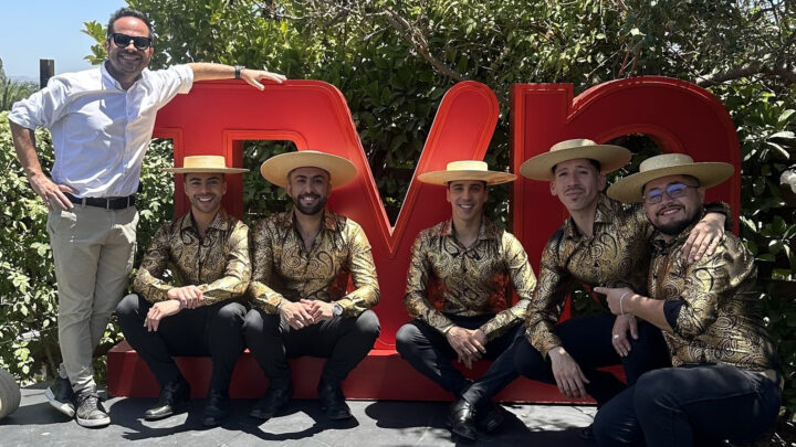 Grupo A LOS 4 VIENTOS, con camisas doradas y chupallas, posa junto al logo de TVN. Promocionan su show en Olmué 2025.