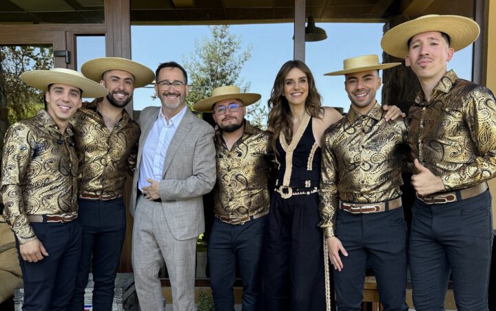 A LOS 4 VIENTOS: 5 músicos con camisas doradas y sombreros huasos celebran show en Festival Olmué 2025.