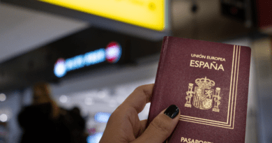 Pasaporte español en mano. Solicita nacionalidad por Ley de Nietos. Plazo final 2025 para descendientes.